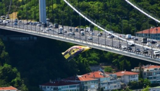 Fatih Sultan Mehmet Köprüsünde İstanbulspor Bayrağı